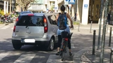 Radfahrer und Autofahrer beim rechts abbiegen.