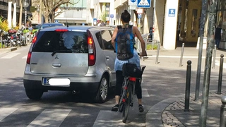 Radfahrer und Autofahrer beim rechts abbiegen.