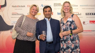 Rahman Jamal (National Instruments) umringt von Corinne Schindlbeck und Nicole Wörner (beide Markt&Technik)