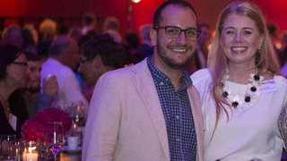 Haben auch zwischen Hauptgang und Dessert noch ein fröhliches Lächeln für die Kamera übrig: Christian Mokry und Patricia Feth (beide Rohde & Schwarz) 