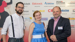 Die Elektronik-Redakteure Matthias Heise und Irina Hübner mit Fabian Schiffer, Infineon (von links).