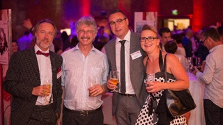 Electronic Assemblys Geschäftsführer Stefan Eber zusammen mit Prof. Dr. Karlheinz Blankenbach, Vorsitzender des Deutschen Flachdisplay Forums und dem ADKOM-Geschäftsführer Jochen Frey mit seiner Frau Marion.