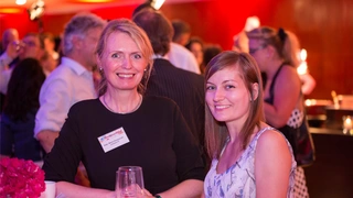 Anja-Maria Hastenrath (links), Gründerin und Chefin der Agentur embedded PR aus München, und Silvia Mayer von Bosch Sensortec (rechts)
