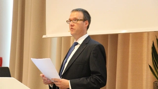 Der Embedded-Security-Experte Daniel Bartz hiel den ersten Keynote-Vortrag.