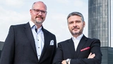 Patrick Henkel (Vorsitzender der Geschäftsführung der Porsche Niederlassungen Berlin) und Heinz Moreira (Geschäftsführer Porsche Niederlassung Berlin-Adlershof)