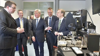 Dirk Nüßler, Abteilungsleiter im Fraunhofer FHR, erläutert Staatssekretär Thomas Rachel und Dr. Norbert Röttgen, MdB, die geplanten Investitionen in die OnWafer-Messtechnik.