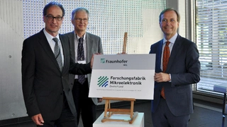 Prof. Dr. Grabmaier und Prof. Dr. Vogt vom Fraunhofer IMS enthüllen zusammen mit Staatssekretär Thomas Rachel, MdB das Logo der »Forschungsfabrik Mikroelektronik Deutschland« (v.l.nr.).