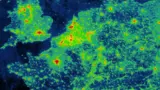 Lichtverschmutzung auf einen Blick: Die Webseite lightpollutionmap.info zeigt eine Weltkarte mit überlagerter Darstellung der Lichtemission pro Quadratzentimeter.