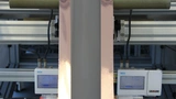 Die kontinuierliche Elektrodenherstellung via hauseigener Rolle-zu-Rolle-Anlage im Reinraum des Fraunhofer ISC. . 
