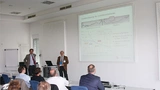 Während einer Präsentation: O. Wittler vom Fraunhofer IZM (links vorne) mit dem wissenschaftlichen Tagungsleiter Prof. J. Wilde, Institut für Mikrosystemtechnik der Universität Freiburg