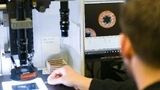 Qualitätstests bei jedem Schritt der Kabelherstellung sind bei Lapp obligatorisch. Der Bildschirm zeigt das mit Stickstoff aufgeschäumte Isolationsmaterial, das die dielektrische Konstante reduziert.