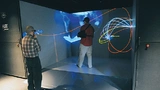 Ein CAVE-System (engl. für Höhle) projiziert die virtuelle Realität auf vier bis sechs Grobildleinwände
