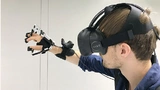 Prototyp des Datenhandschuhs Sense Glove. Am Arm ist ein Marker des Trackingsystems der HTC Vive befestigt