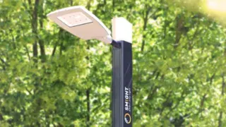 Ladelichtmast in Karlsruhe, installiert im Juni 2015.