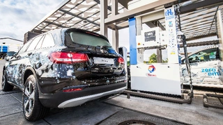 Wasserstofftankstelle Karlsruhe mit Brennstoffzellen-Fahrzeug