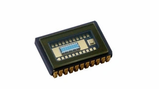 First Sensor bietet Silizium-Avalanche-Photodioden als Einzelelemente sowie als Linien- oder Matrix-Arrays, die sich aus mehreren aktiven Sensorflächen zusammensetzen, mit z. B. 8, 16, 5 x 5 oder 8 x 8 Pixeln.