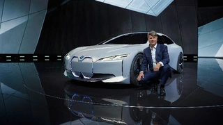 Harald Krüger, Vorsitzender des Vorstands der BMW AG vor dem fertigen Konzeptfahrzeug.