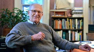 Der Physiker Rainer Weiss sitzt am 03.10.2017 in Newton (USA) an seinem Schreibtisch. Der frisch gekürte Physik-Nobelpreisträger Rainer Weiss glaubte zuerst selbst nicht, dass seinem Team der Nachweis von Gravitationswellen tatsächlich gelungen war. 