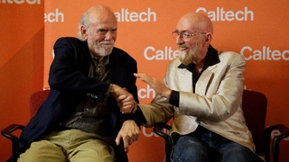 Die Wissenschaftler Barry Barish (l) und Kip Thorne (r), beide vom California Institute of Technology, sprechen am 03.10.2017 bei einer Pressekonferenz in Pasadena (USA). Für den direkten Nachweis von Gravitationswellen bekommen drei Forscher den Nob