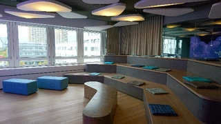 Für große Meetings mit der gesamten Belegschaft und für Kunden-Events gibt es ein modernes Amphitheater. 