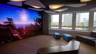 Das Beste daran: Ein riesiges LED-Display. Man fühlt sich fast wie im Kino!