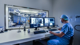 Auch das Team im Kontrollraum wird bei seiner Arbeit vom SP2-24-49 unterstützt 