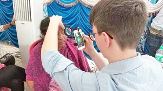Bei einer anderen Variante verwandelt eine zusätzliche Linse das Smartphone in einen indirekten Augenspiegel, bei dem der Betrachter ein vergrößertes, aber umgekehrtes Bild der Netzhaut sieht. Die Kosten liegen bei allen drei Varianten bei unter hund