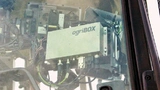 Bei der Agribox handelt es sich um einen sehr robusten Industrie-PC von Syslogic. Er ist in der Führerkabine des Traktors verbaut und steuert von dort die Düngerausgabe.