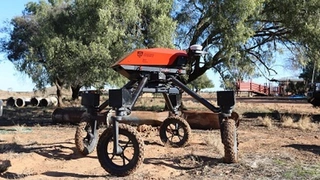 SwagBot ist ein omnidirektionales Elektro-Bodenfahrzeug für den Einsatz auf Weideviehbetrieben. Es verfügt über ein robustes Composite-Chassis und kann hügeliges Gelände und landwirtschaftliche Hindernisse wie Wasser, Schlamm und Äste zu befahren. Di