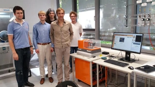 Der NanoFrazor Scholar von SwissLitho ist seit diesem Jahr erhältlich. Den ersten Scholar hat das  Leibniz Institut für Festkörper und Materialforschung im Institut für Metallische Materialien (IMW) in Dresden installiert. Die Gruppe »Quantum Materia