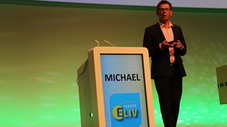Uwe Michael, Leiter Elektronik Entwicklung bei Porsche, eröffnete die Veranstaltung.