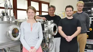 Mit dieser Anlage stellen Marina Ignatov, Hermann Kohlstedt, Mirko Hansen und Martin Ziegler aus der Arbeitsgruppe „Nanoelektronik“ die memristiven Bauelemente an der Technischen Fakultät der Universität Kiel her.