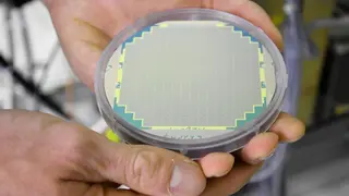 Die memristiven Bauteile werden auf dünnen Siliziumscheiben, sogenannten Wafern, hergestellt. Insgesamt befinden sich auf einem Wafer 40.000 memristive Bauteile, welche aus den Materialschichten Silber, Titanoxid und Aluminium bestehen und in der Lag