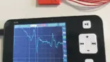Bild 5. Haptik-Starterkit mit Konfigurationshilfe: Messungen eines an der vibrierenden Oberfläche befestigten Beschleunigungssensors eignen sich als Referenzgrößen, die z.B. für eine automatisierte Parametrierung von piezobasierten Haptik-Systemen he