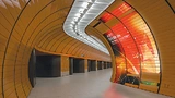 Kunststoff-LCDs lassen sich an die Form von Gebäudestrukturen des öffentlichen Lebens anpassen. Damit eignen Sie sich für das Digital Signage