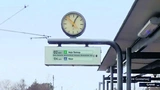 Im Außenbereich sind Bahnstandsanzeiger wechselnden Umgebungslicht- und Temperatur­bedingungen ausgesetzt. Elektronische Mess- und Regelsysteme müssen zur Kompensation integriert werden.