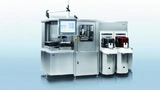 Der Debonder vom Typ ADM330 arbeitet vollautomatisch und ist für Wafer mit einem Durchmesser bis 330 mm ausgelegt. Die beiden Handling-Roboter kommen mit Fan-Out-Plastik-Wafern zurecht, die um bis zu 5 mm nach oben oder unten verbogen sind. Nach der 