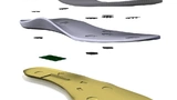 Bild 1. Intelligente Mitte: In der mittleren Sohle sind sechs folienbasierte Temperatursensoren sowie drei Folien-Drucksensoren eingebaut. 