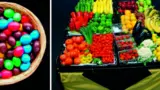 Praktischer Vergleich der Wahrnehmung gleicher Produkte unter verschiedenen Farbwiedergaben. Vor allem die Rottöne wirken bei den niedrigen CRIs blass und wenig ansprechend.