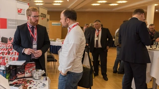 Wireless Congress 2017 - Gespräch am Würth-Stand in der Pause.