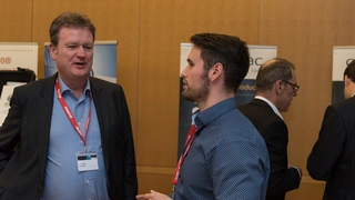 Wireless Congress 2017 - Teilnehmer im Gespräch in der Ausstellung.