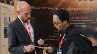 Wireless Congress 2017 - Teilnehmer holt sich Informationen an einem Ausstellungsstand.