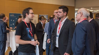 Wireless Congress 2017 - Teilnehmer im Gespräch in der Ausstellung.