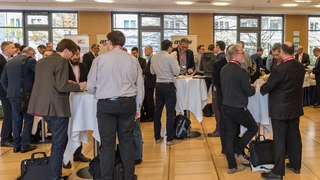 Wireless Congress 2017 - Gesprächsrunden am runden Tisch in der Ausstellung während der Vortragspausen.  