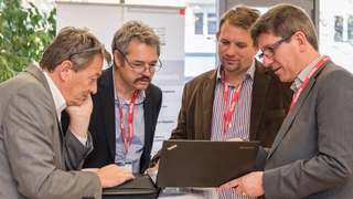 Wireless Congress 2017 - Auch in den Vortragspausen tauschen Teilnehmer Informationen aus.