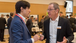 Wireless Congress 2017 - Teilnehmer im Gespräch am Stand von comtac.