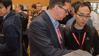 Wireless Congress 2017 - Teilnehmer informiert sich in der Ausstellung.