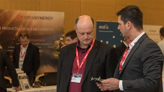 Wireless Congress 2017 - Gespräch in der Ausstellung über ein Exponat.