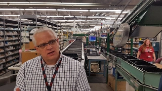 Mark Schmitke von DigiKey führte durch das Lager in Thief River Falls.