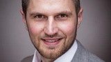 Der Autor: Dr. Adrian Kinzel arbeitete nach seinem Medizinstudium als Arzt in der Neurochirurgie und wurde 2013 wurde als einer einer der ersten Ärzte in Deutschland, zur Anwendung von Tumortherapiefeldern (TTFields,Optune) zertifiziert. Seit 2015 is